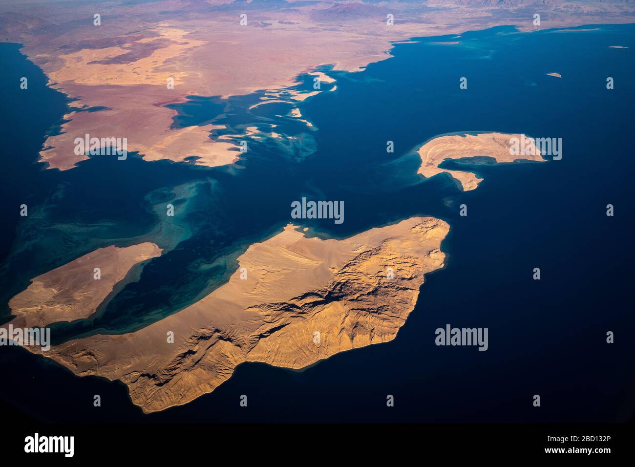 Veduta aerea dell'Arabia Saudita e dello stretto di Tiran tra il golfo del Mar Rosso di Aqaba e l'Oceano Indiano Foto Stock