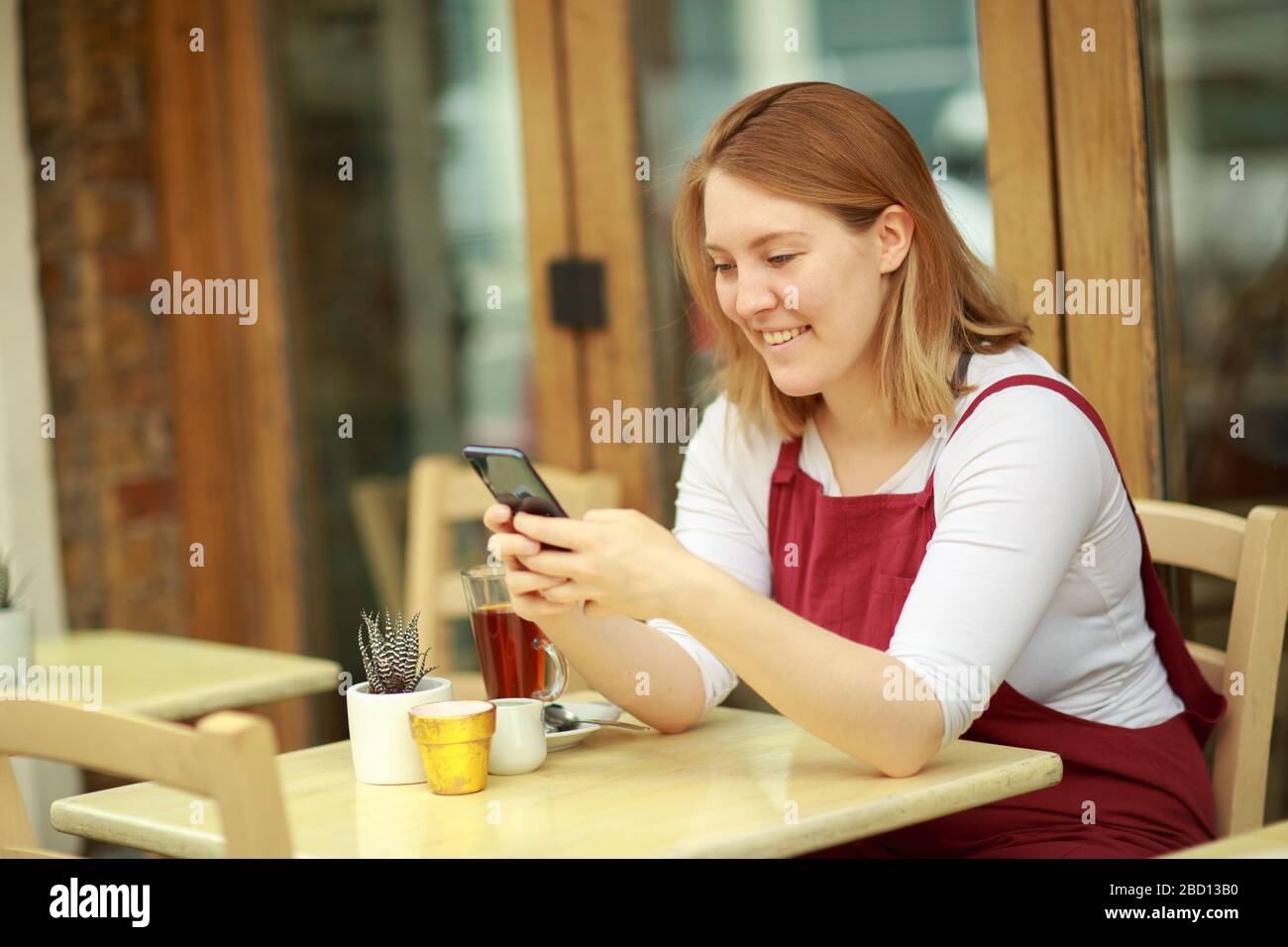 Giovane donna inviando un messaggio di testo Foto Stock