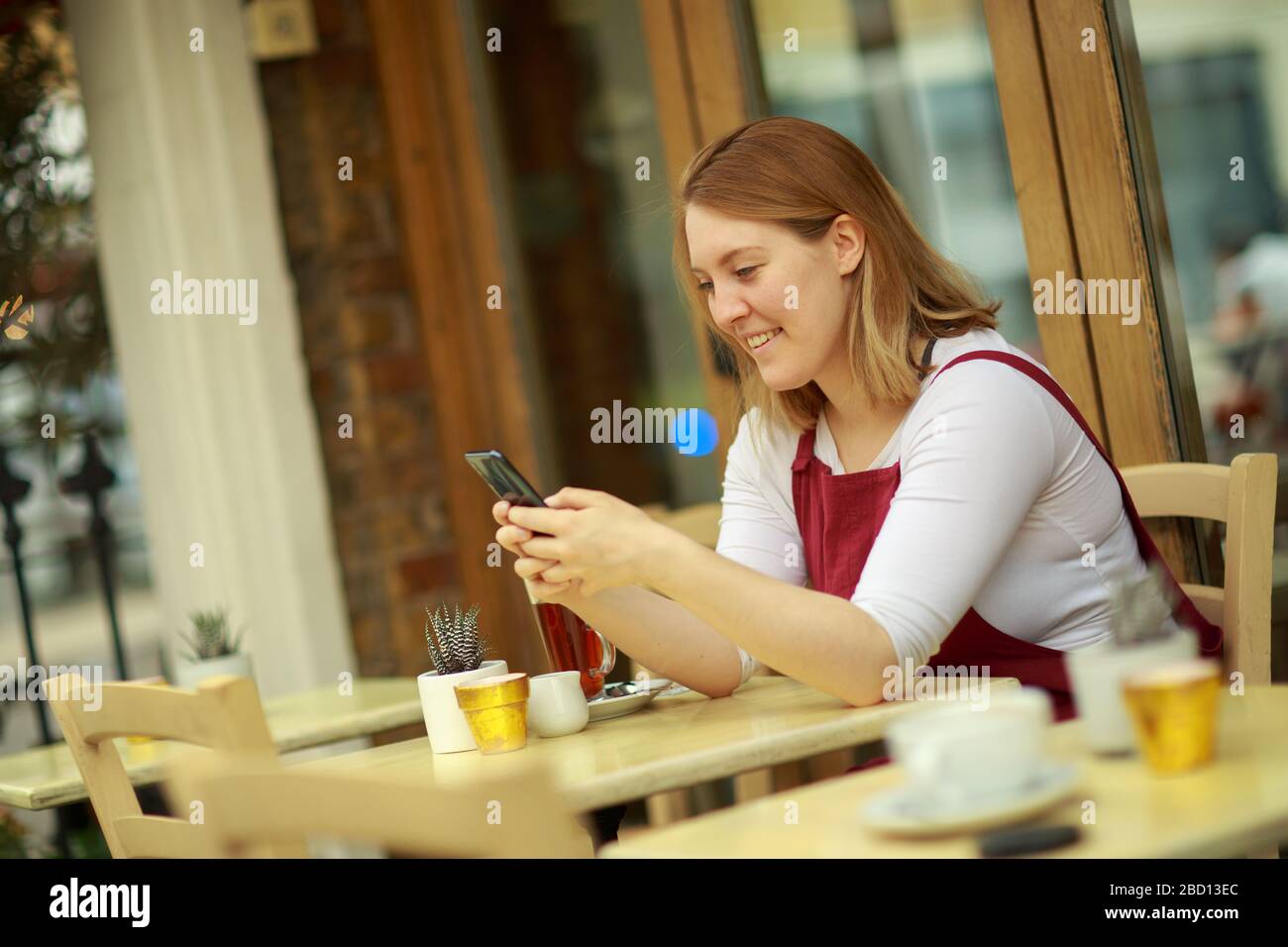 Giovane donna inviando un messaggio di testo Foto Stock