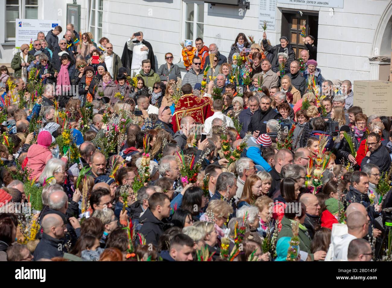 Polonia, Czestochowa - 14 aprile 2019: Monastero di Jasna Gora Domenica delle Palme: La benedizione delle Palme di Pasqua sulla Domenica delle Palme da parte dei Padri dell'Ordine di SA Foto Stock