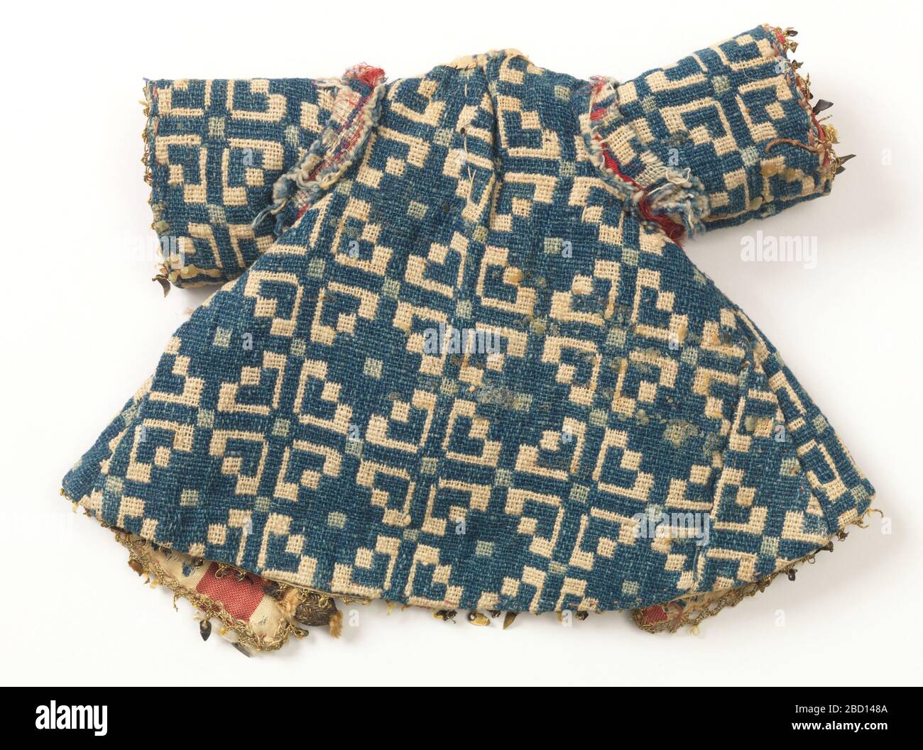 Indumento per una statuina ecclesiastica. Ricerca in ProgressJacket di cotone bianco e blu in quadrati con finiture metalliche. Indumento per una statuina ecclesiastica Foto Stock