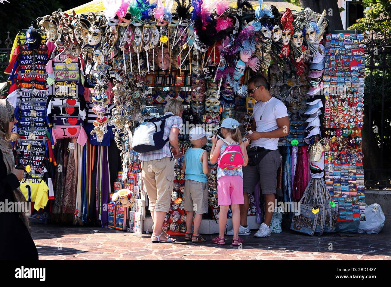 Italia, Venezia - 13 giugno 2019: Stand souvenir a Venezia, i turisti acquistano regali per la famiglia Foto Stock