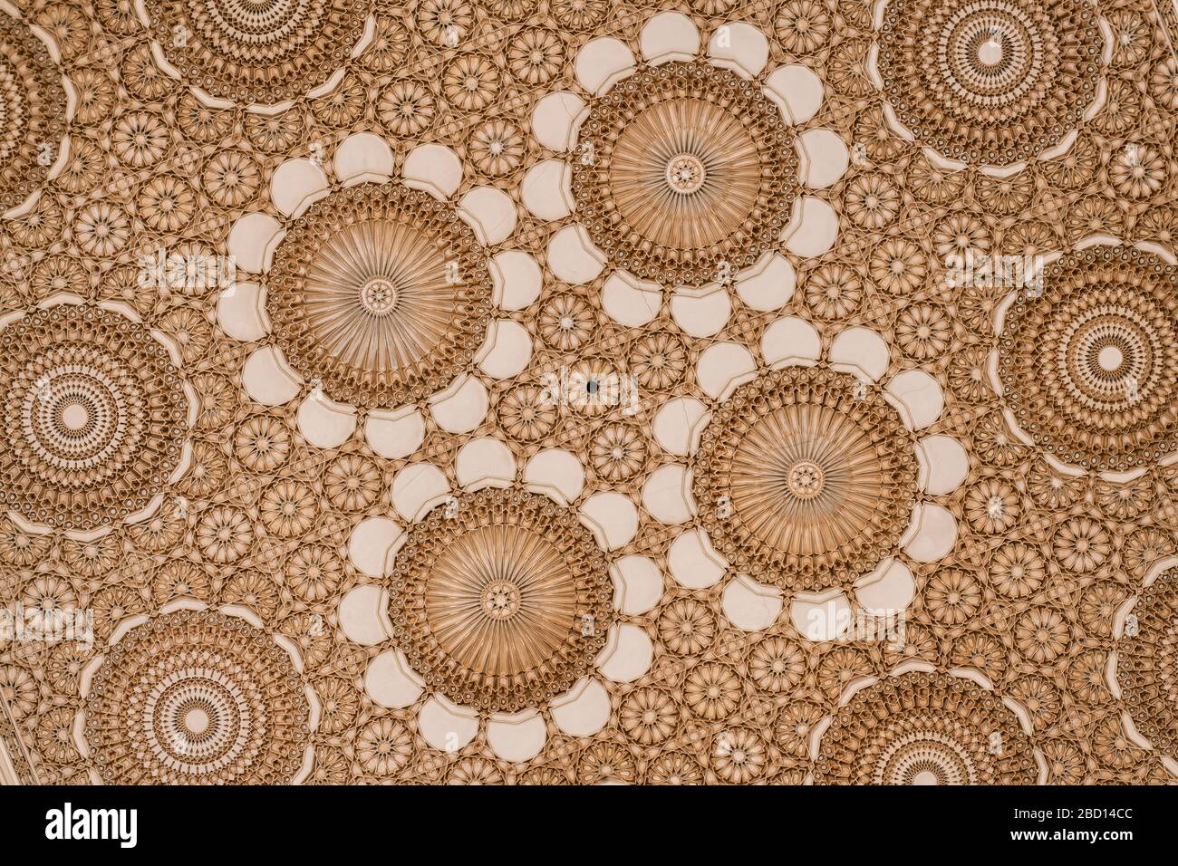 Bellissimo soffitto con decorazione in gesso intagliato. Particolare architettonico della moschea Hassan II a Casablanca, Marocco. Foto Stock