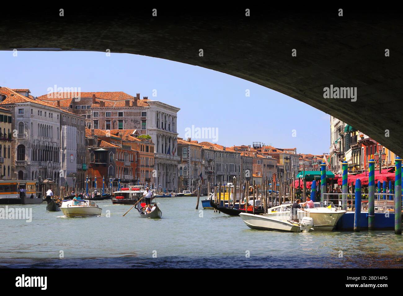 Italia, Venezia - 13 giugno 2019: Folle di turisti in gondole sul Canal Grande, Venezia Foto Stock