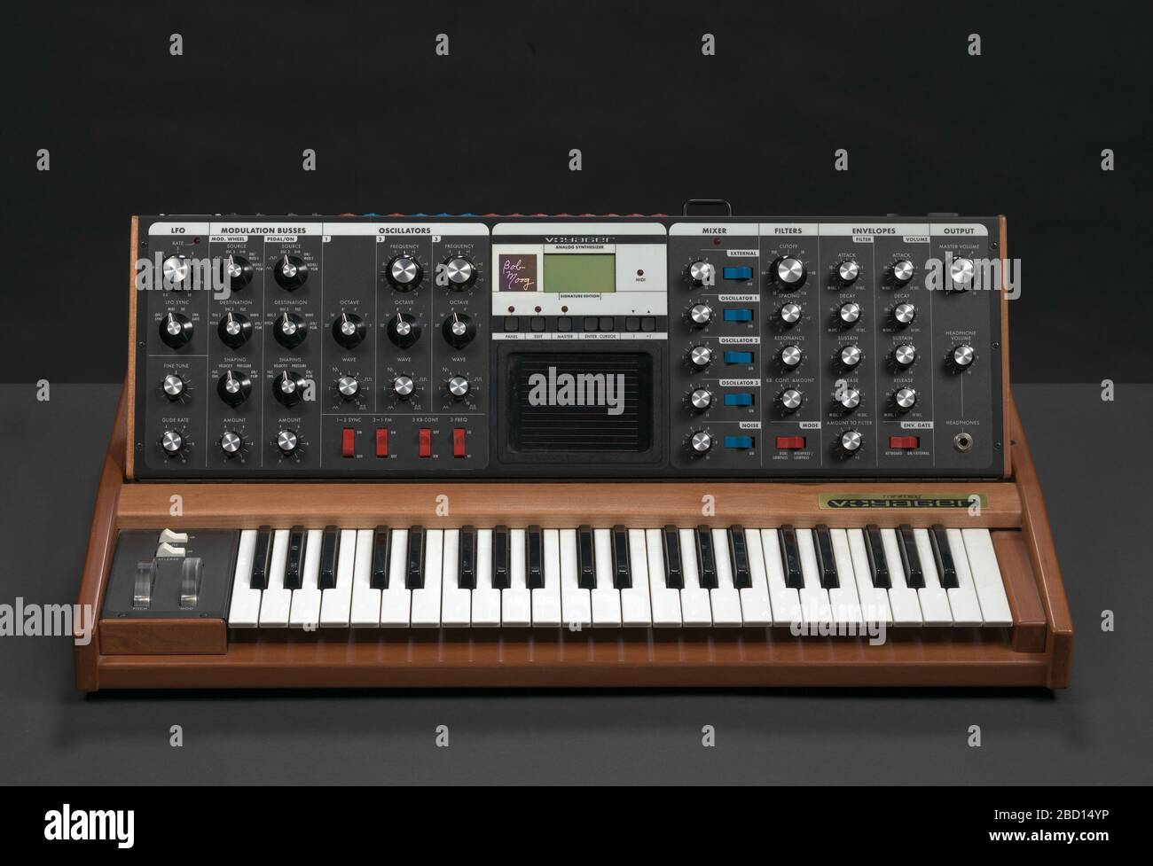 Sintetizzatore Minimoog Voyager utilizzato da J Dilla. A Minimoog Voyager, un sintetizzatore analogico monofonico, di proprietà del produttore di dischi e dell'artista J Dilla. Il sintetizzatore è dotato di una piccola tastiera posta in una cornice di legno sotto un pannello di controllo. Sintetizzatore Minimoog Voyager utilizzato da J Dilla Foto Stock Sintetizzatore Minimoog Voyager utilizzato da J Dilla. A Minimoog Voyager, un sintetizzatore analogico monofonico, di proprietà del produttore di dischi e dell'artista J Dilla. Il sintetizzatore è dotato di una piccola tastiera posta in una cornice di legno sotto un pannello di controllo. Sintetizzatore Minimoog Voyager utilizzato da J Dilla Foto Stock