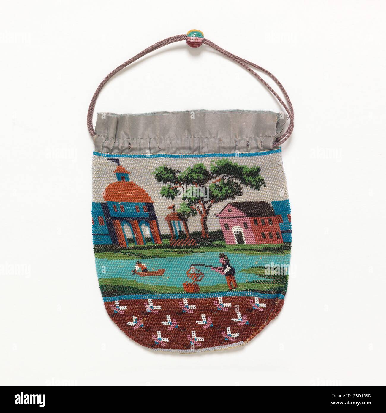 Borsa. Ricerca in ProgressSacchi di string lavorato a maglia con perle di vetro colorate con una scena paesaggistica di un fiume con un uomo in una barca a remi e un altro pesca dalla riva; edifici e un albero su una riva opposta. Taffeta di seta blu in cima con un coulisse di seta e palla con perline. Borsa Foto Stock