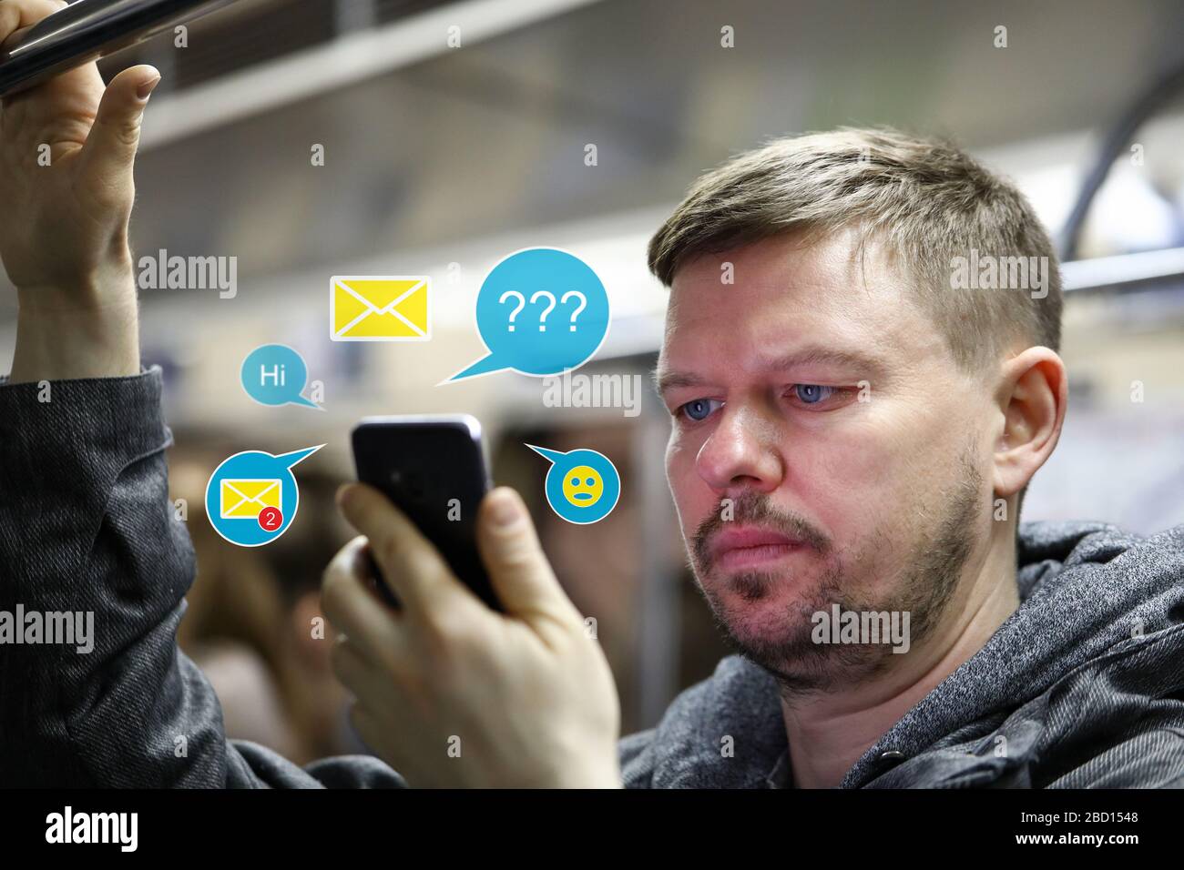 Bel maschio che usa applicazioni datanti mentre si viaggia in metropolitana Foto Stock