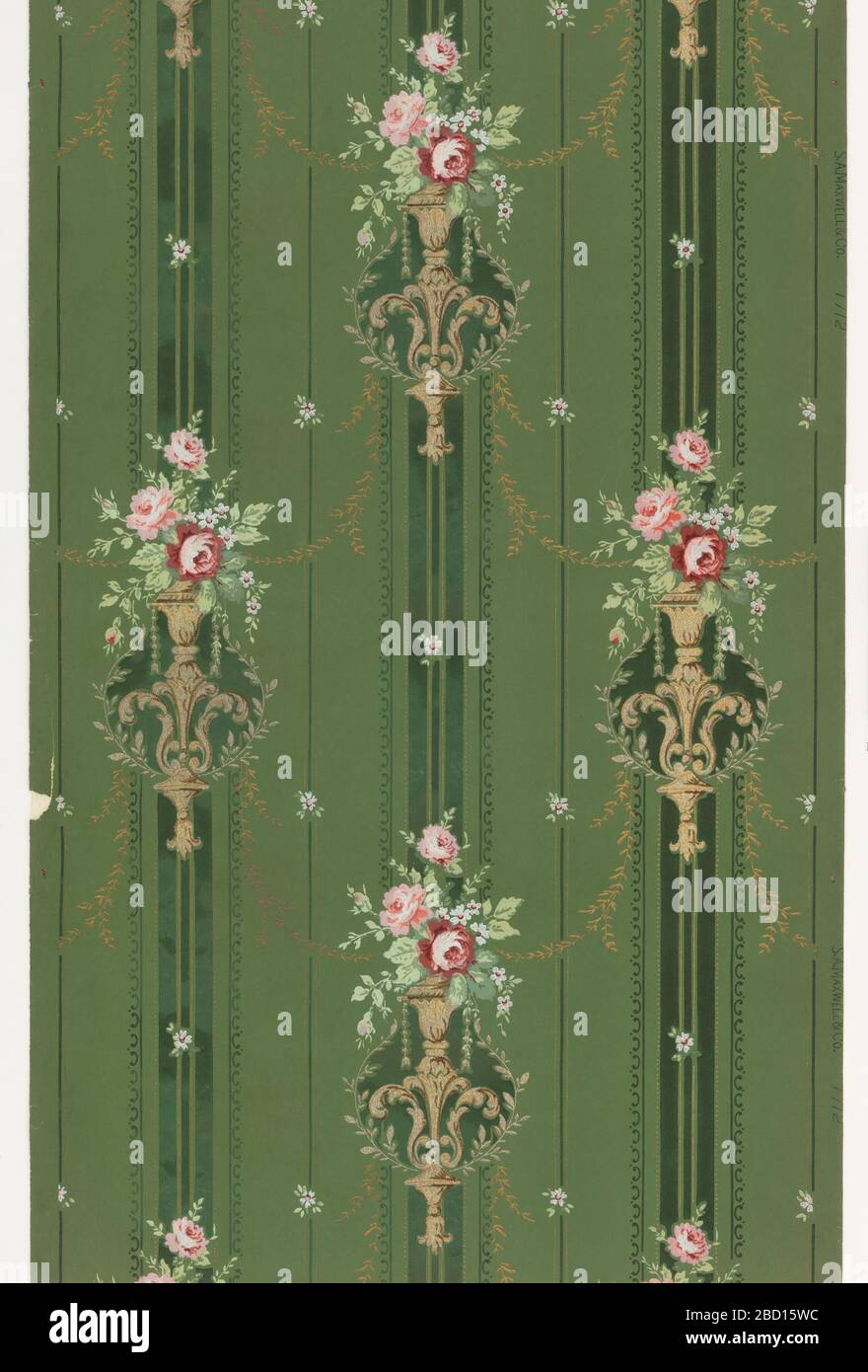 Parete laterale. Ricerca in ProgressOn terreno verde con bande verticali in verde scuro delimitate da cornice dorata, rinculo d'oro; motivi sfalsati di vasi bianchi scrollati contenenti bouquet di fiori rosa e bianchi. Parete laterale Foto Stock