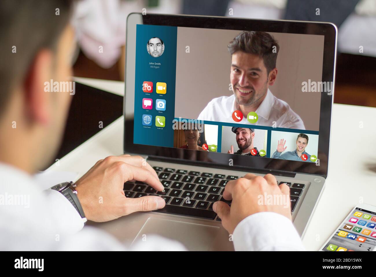Video conferenza businessman con un laptop, tutta la grafica dello schermo è composta. Foto Stock
