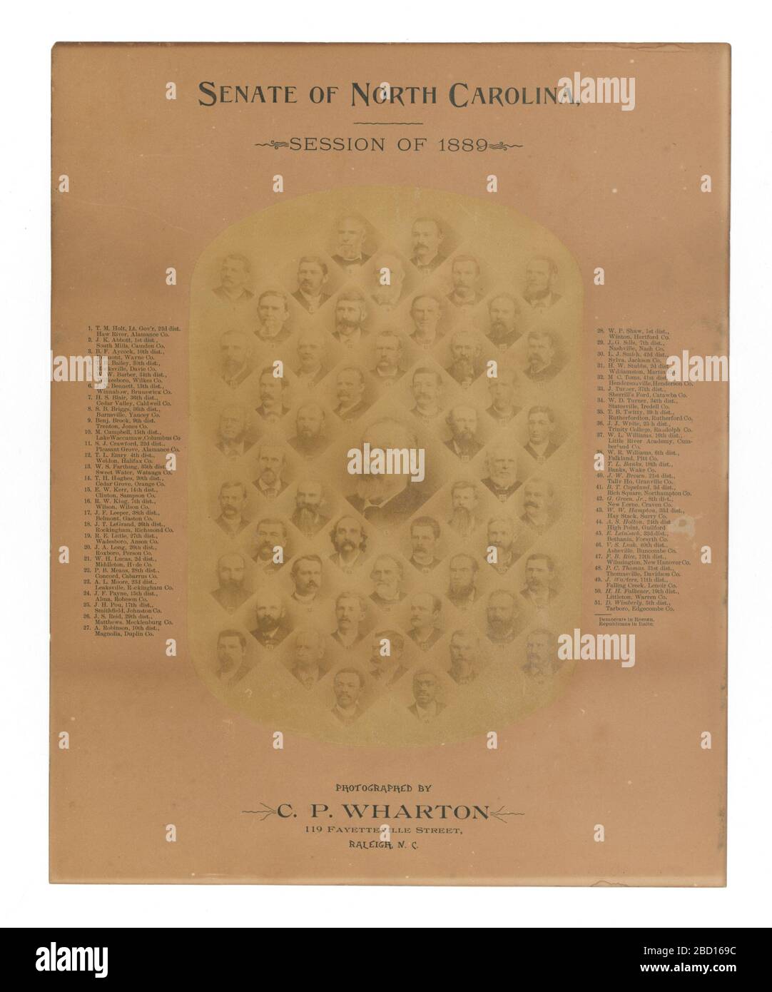 Stampa fotografica del Senato della Carolina del Nord sessione del 1889. Una fotografia ovale-a forma di seppia montata su carta poster dei cinquantuno senatori e tenente governatore della Carolina del Nord, sessione del 1889. Stampa fotografica del Senato della Carolina del Nord sessione del 1889 Foto Stock