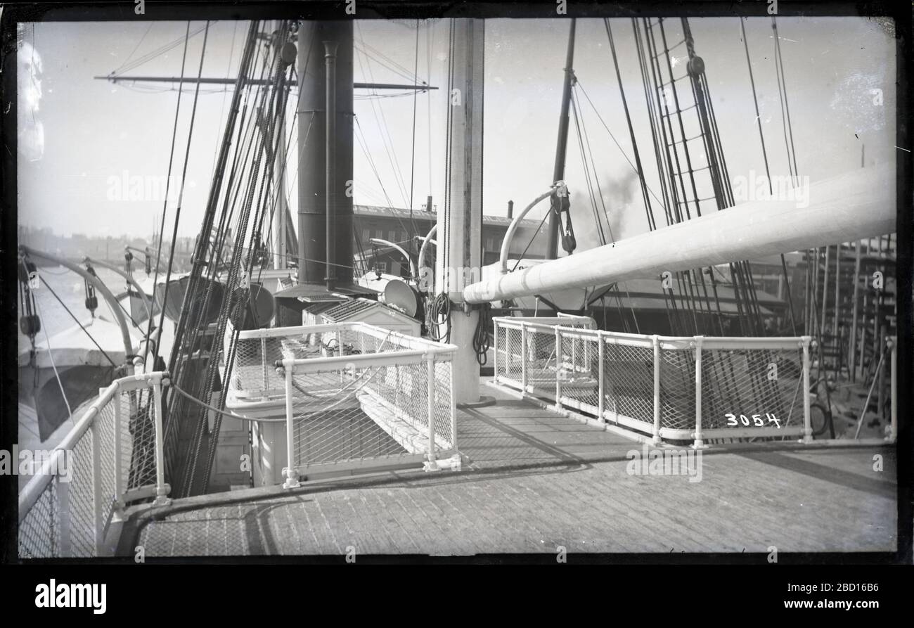 Nave Deck. Ponte di nave non identificata, possibilmente il vaporiere della Commissione del pesce degli Stati Uniti 'Albatross.' La Pusey & Jones Company Boiler Shop (Wilmington, Delaware) è visibile in background.Smithsonian Institution Archives, ACC. 11-006, riquadro 007, N. immagine MAH-3054 Foto Stock