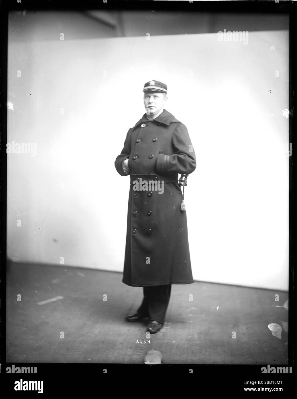 Uomo non identificato modella uniforme militare. Uomo non identificato modelli di cappotto militare, vista frontale.Smithsonian Institution Archives, ACC. 11-006, Box 008, Image No. MAH-3439Smithsonian Institution Archives Capital Gallery, Suite 3000, MRC 507; 600 Maryland Avenue, SW; Washington, DC 20024-2520 MAH-3439 Foto Stock