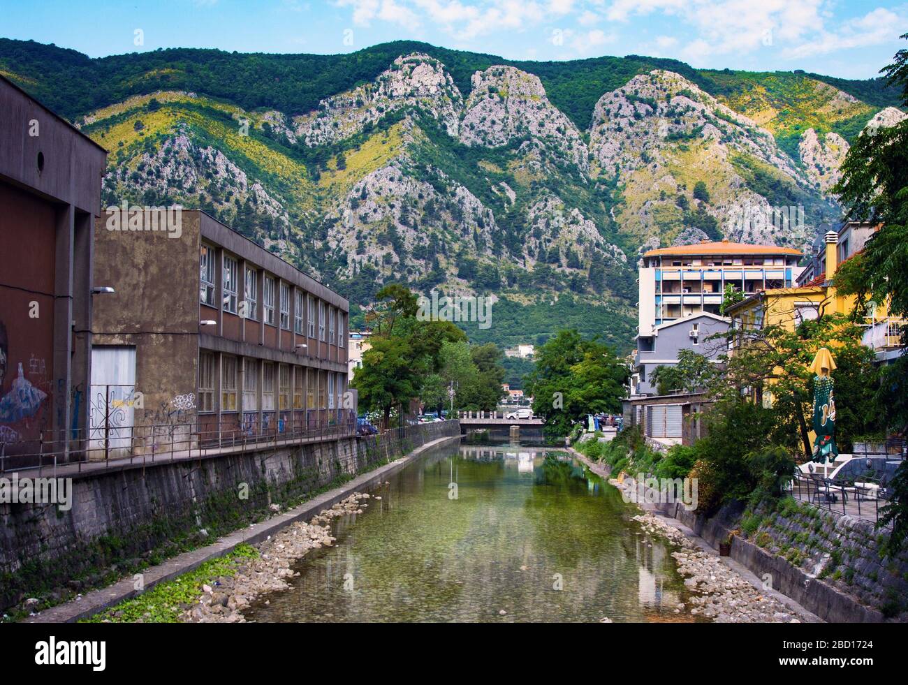 Cattaro, Montenegro - Giugno 26 2015: Cattaro città nella baia di Cattaro, Montenegro. Periferia non turistica Foto Stock