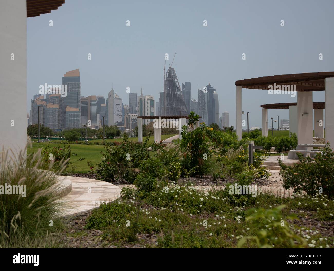 Una vista dello Skyline della West Bay a Doha dai giardini formali e curati del Parco al bidda Foto Stock