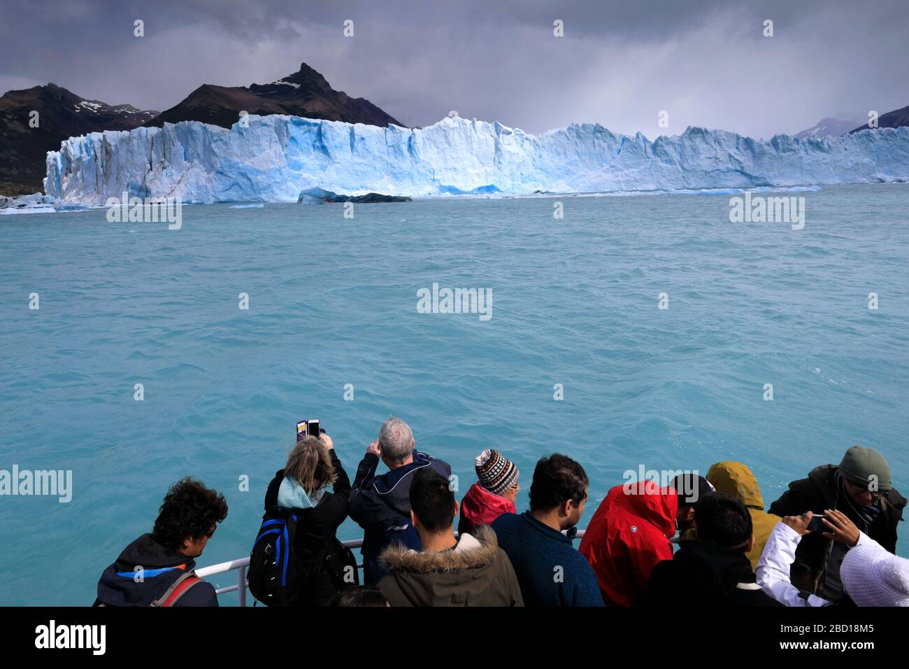 Turisti in barca al ghiacciaio Perito Moreno, al Parco Nazionale Los Glaciares, alla Provincia di Santa Cruz, Argentina Foto Stock