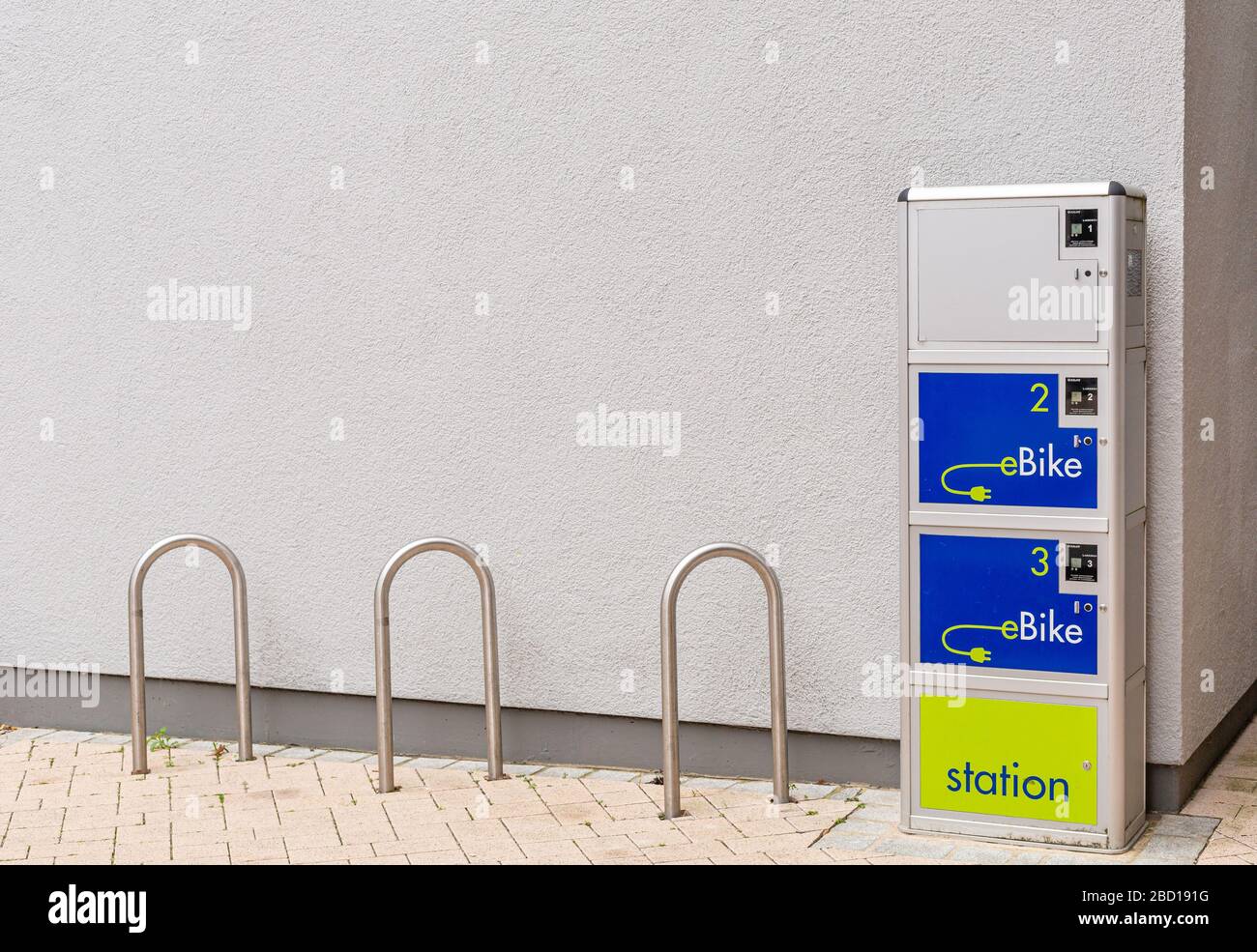 Punto di ricarica per bicicletta elettrica. Cura dell'ambiente. Trasporto ecologico. Infrastrutture urbane in Baviera, Germania. Foto Stock