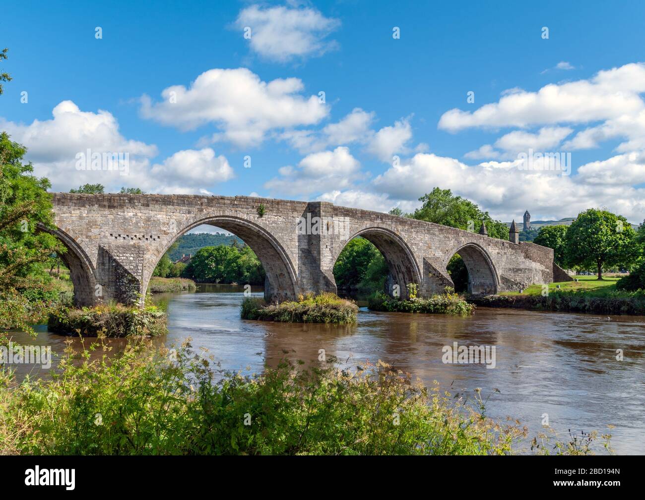 Vista panoramica di Stirlings vecchio ponte costruito in pietra vicino al sito della famosa battaglia nel 1297 con William Walace. Foto Stock