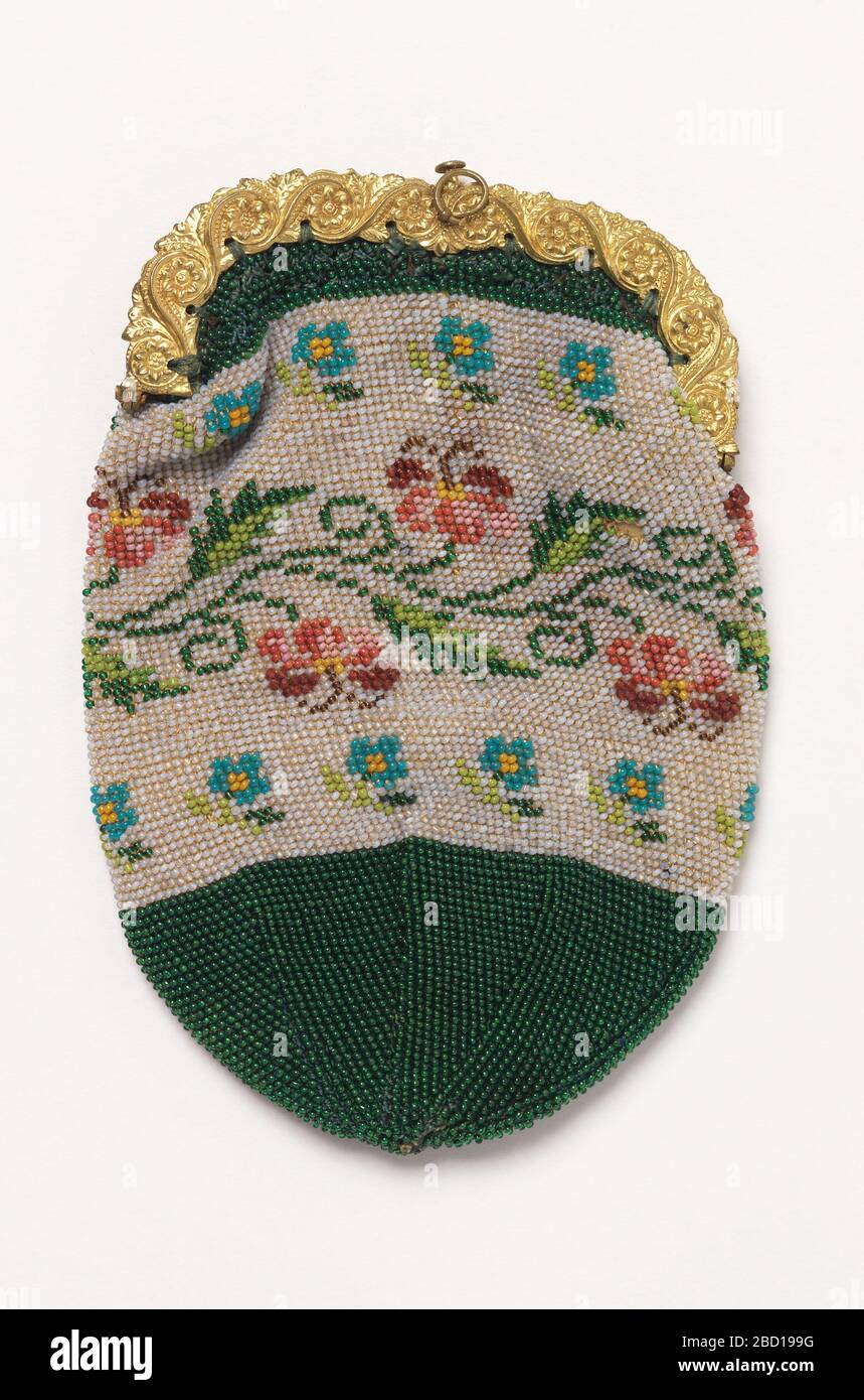 Sacchetto di tabacco. Ricerca in ProgressGreen Ground con banda bianca contenente una vite fiorita stilizzata in rosa e verde, affiancata da file di blu dimenticati-me-not. Sacchetto di tabacco Foto Stock