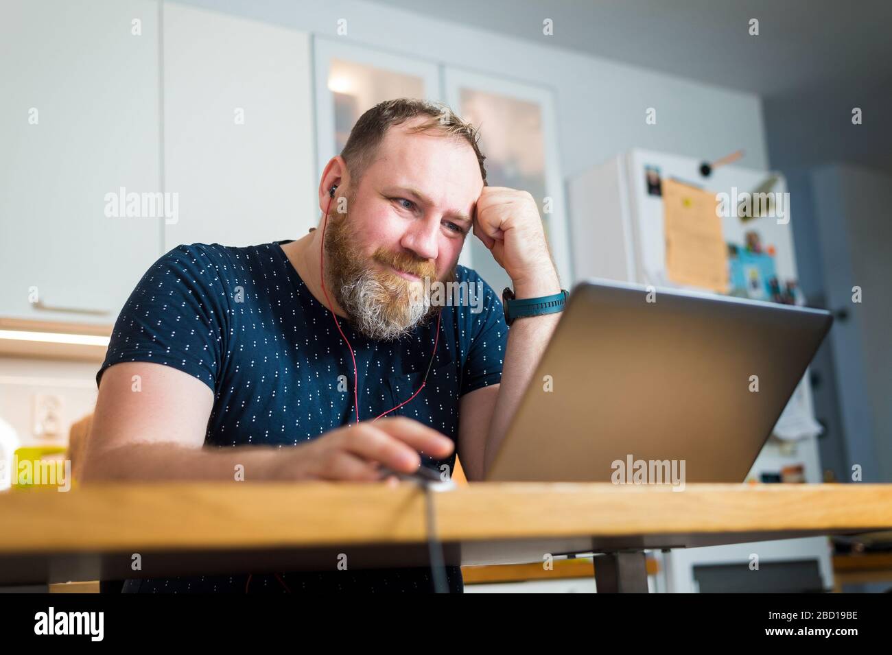 Lo specialista IT fornisce riunioni online non dall'ufficio, ma da casa, dal lavoro remoto, dal lavoro da casa. Tempo di quarantena Foto Stock