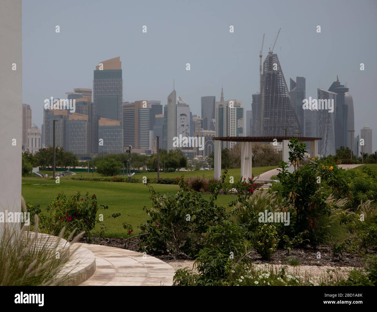 Una vista dello Skyline della West Bay a Doha dai giardini formali e curati del Parco al bidda Foto Stock