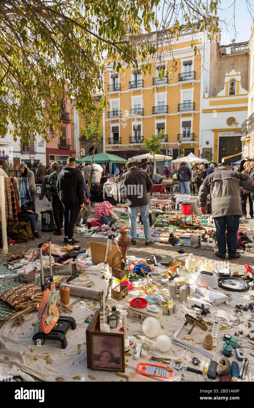 Commercianti di mercato in un mercato delle pulci a Siviglia Spagna. Foto Stock
