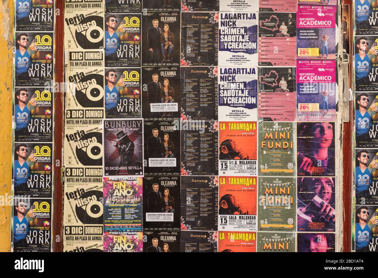 Vecchi manifesti di musica e concerti bloccati su un muro a Siviglia Spagna Foto Stock