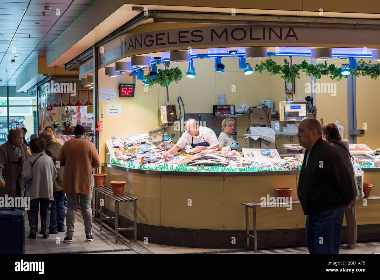 L'Angeles Molina Fishmonger nel mercato coperto di Siviglia Spagna Foto Stock