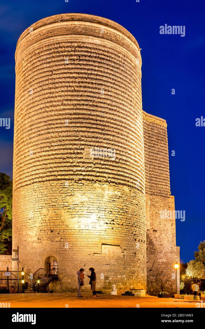 Donne che parlano di fronte alla Torre di Maiden, Baku, Azerbaigian Foto Stock