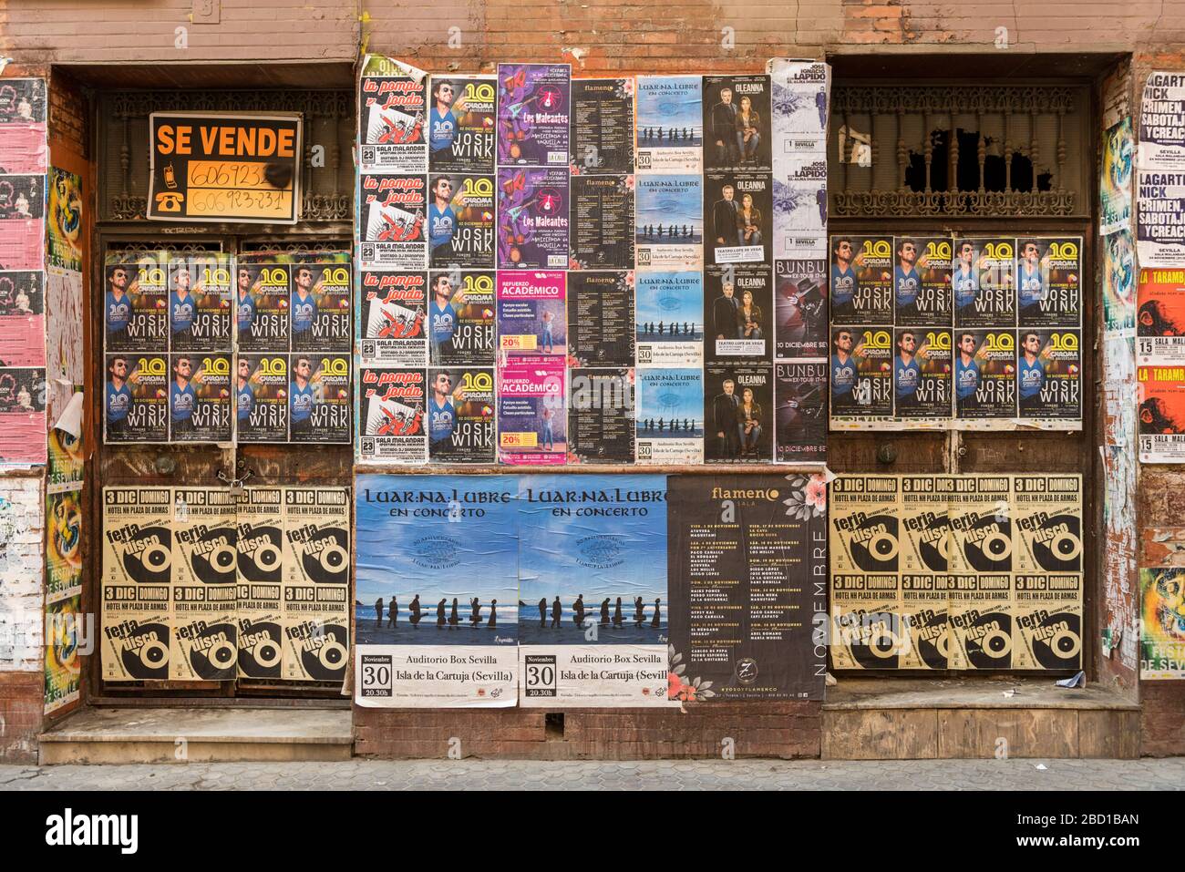 Vecchi manifesti di musica e concerti bloccati su un muro a Siviglia Spagna Foto Stock