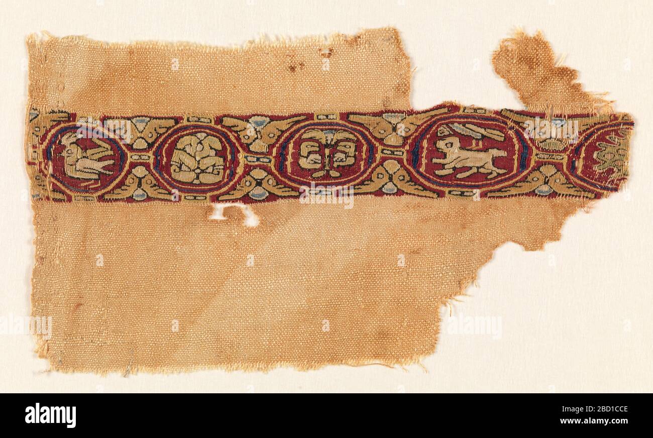 Banda. Ricerca in ProgressFragment con quattro medaglioni completi e interstizi riempiti di forme triangolari. I motivi sono forme di uccelli, animali e piante. Banda Foto Stock Banda. Ricerca in ProgressFragment con quattro medaglioni completi e interstizi riempiti di forme triangolari. I motivi sono forme di uccelli, animali e piante. Banda Foto Stock