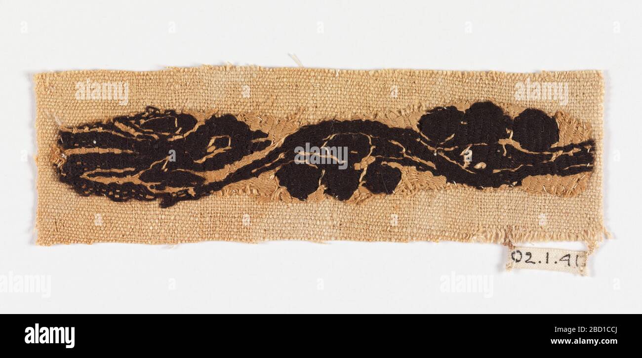Frammento di banda. Ricerca in ProgressFragment di banda decorativa stretta montata su tela di armatura moderna. Modello in viola su terreno bianco. Lucertola (?) testa. Frammento di banda Foto Stock