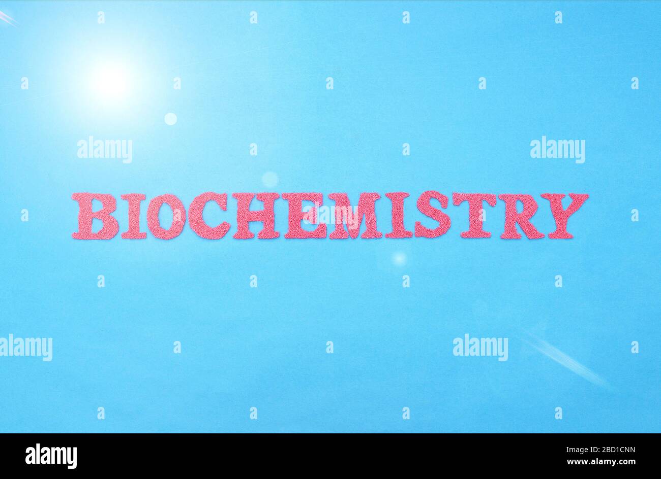 Iscrizione biochimica in lettere rosse su sfondo blu. Il concetto di un'analisi biochimica del sangue nell'uomo per vari indicatori, medici Foto Stock