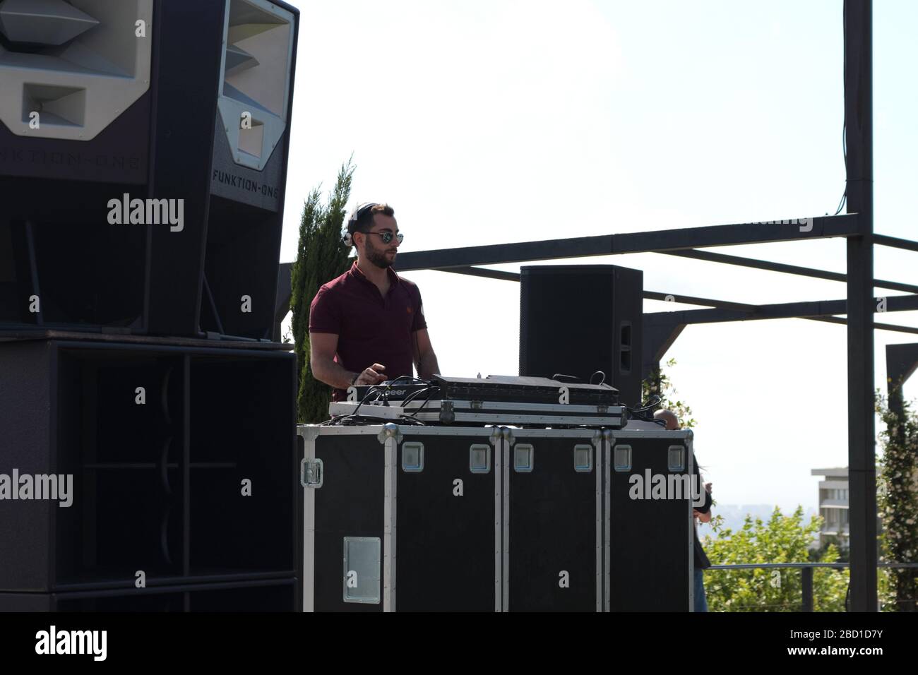 Mansourieh, Libano - 21 maggio 2017: DJ mixando tracce utilizzando le sue attrezzature in un incontro sociale. Foto Stock