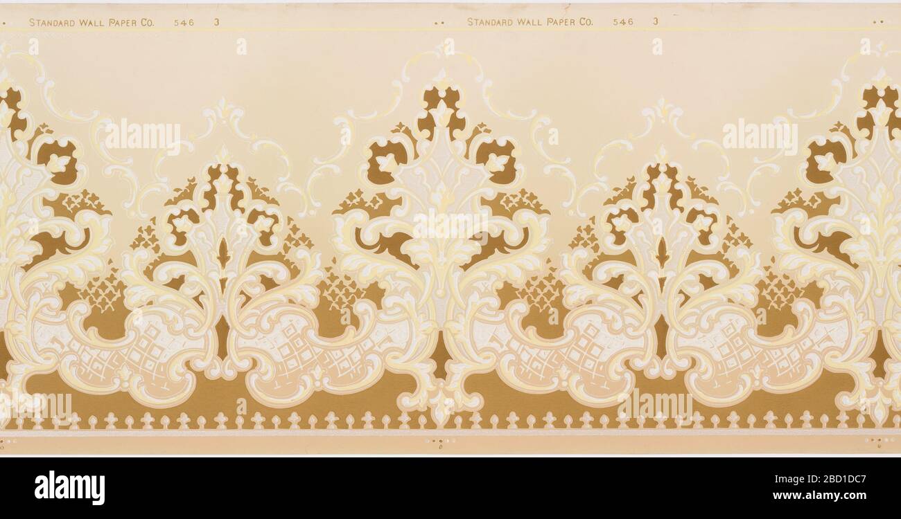 Fregio. Ricerca in Progressa ripetizione disegno di elaborati arabesques silhoueted in un colore più scuro con un 'alone' di un disegno di acanthus a scorrimento su un terreno che è scuro alla base e chiaro sopra il disegno. Molto elaborato, ma monocromatico. Fregio Foto Stock