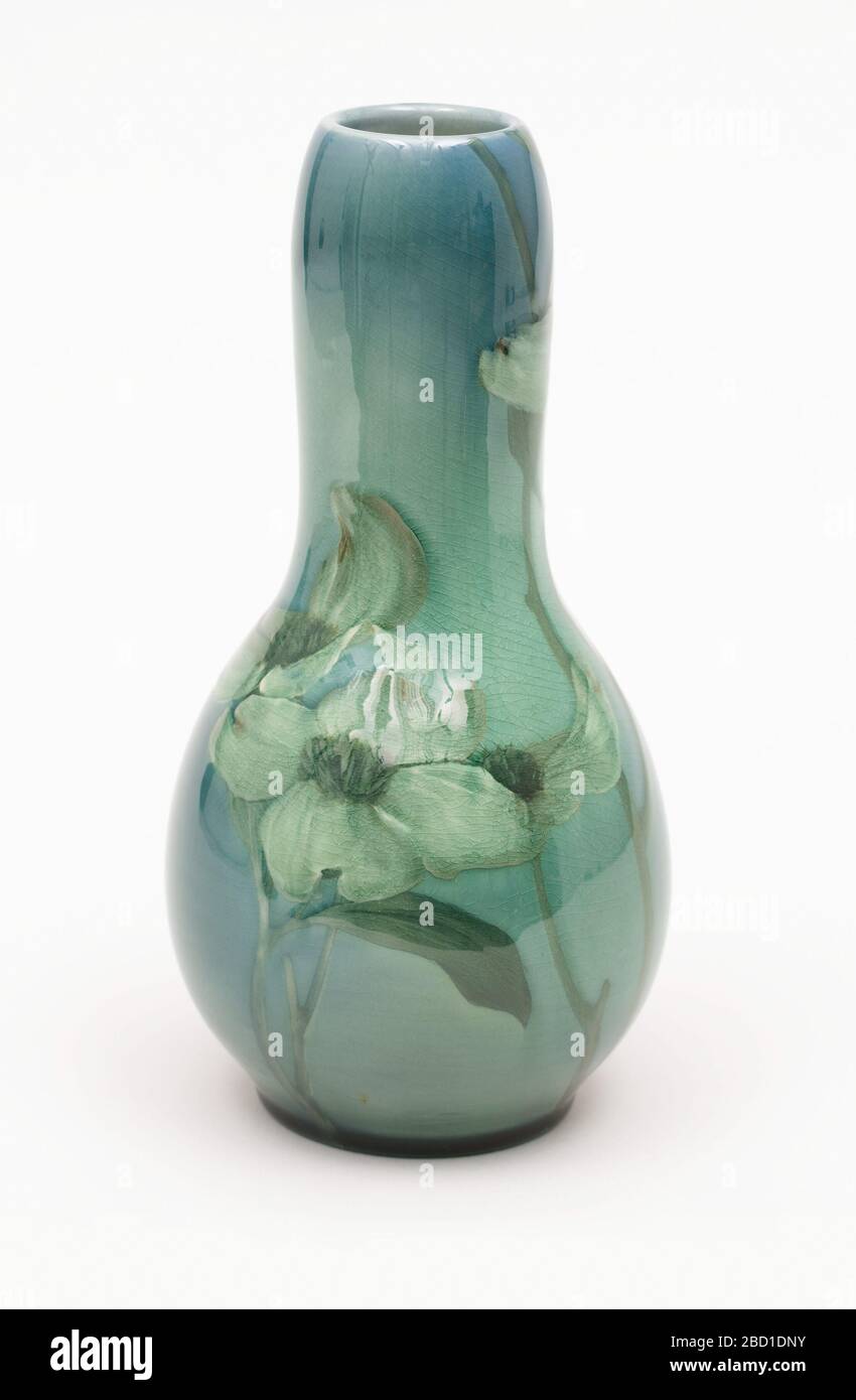 Vaso. Ricerca in ProgressSea verde bulbo tapered vaso con decoration.White floreale corpo in argilla, gettato. Basso corpo bulboso con collo alto e largo, labbro leggermente incurvato; piede piatto. Slip-decorato con rami di dogwood fiorisce intorno al corpo e al collo. Vaso Foto Stock