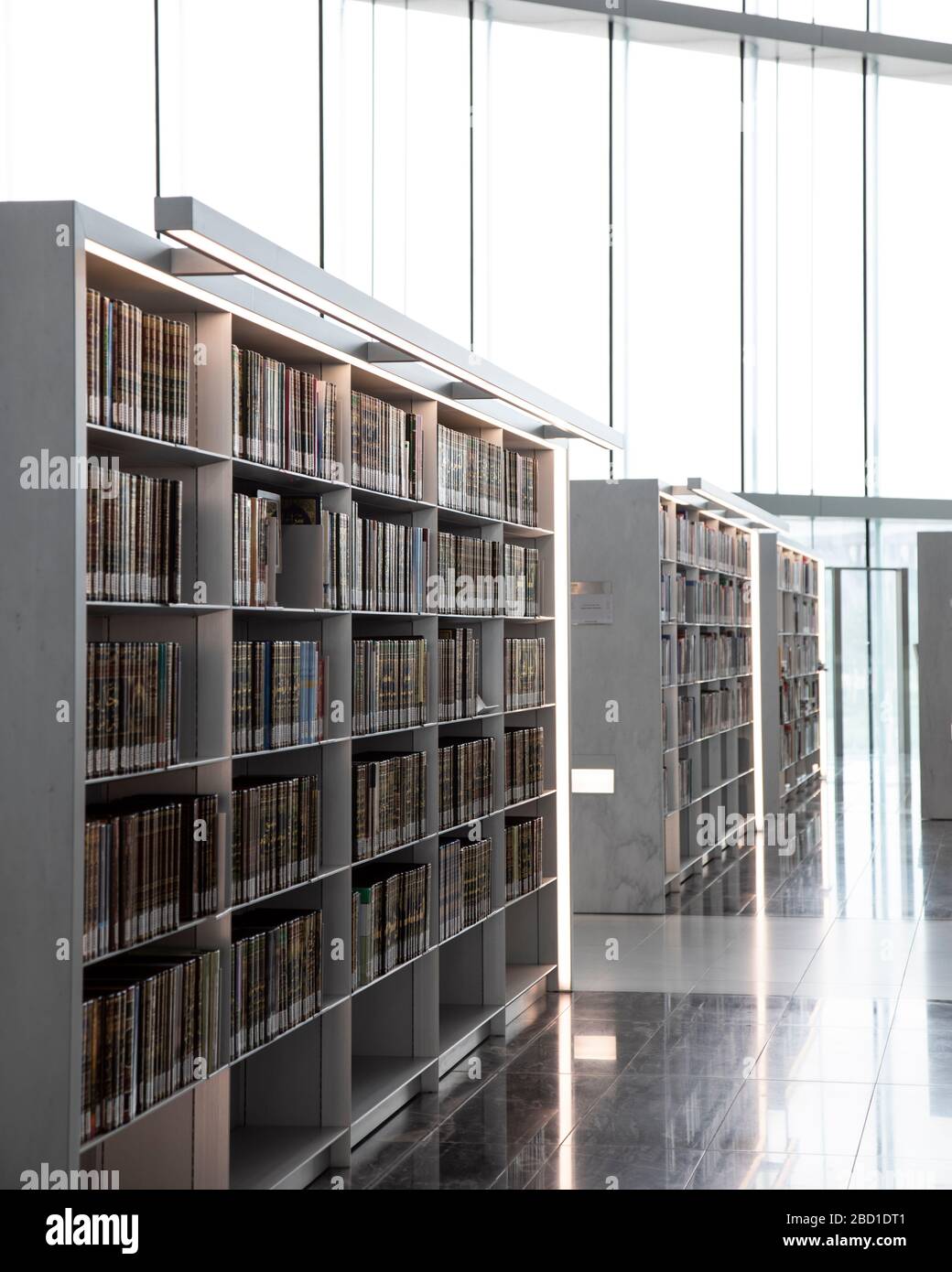 Vista dell'interno della spettacolare Biblioteca Nazionale del Qatar, Doha, Qatar Foto Stock