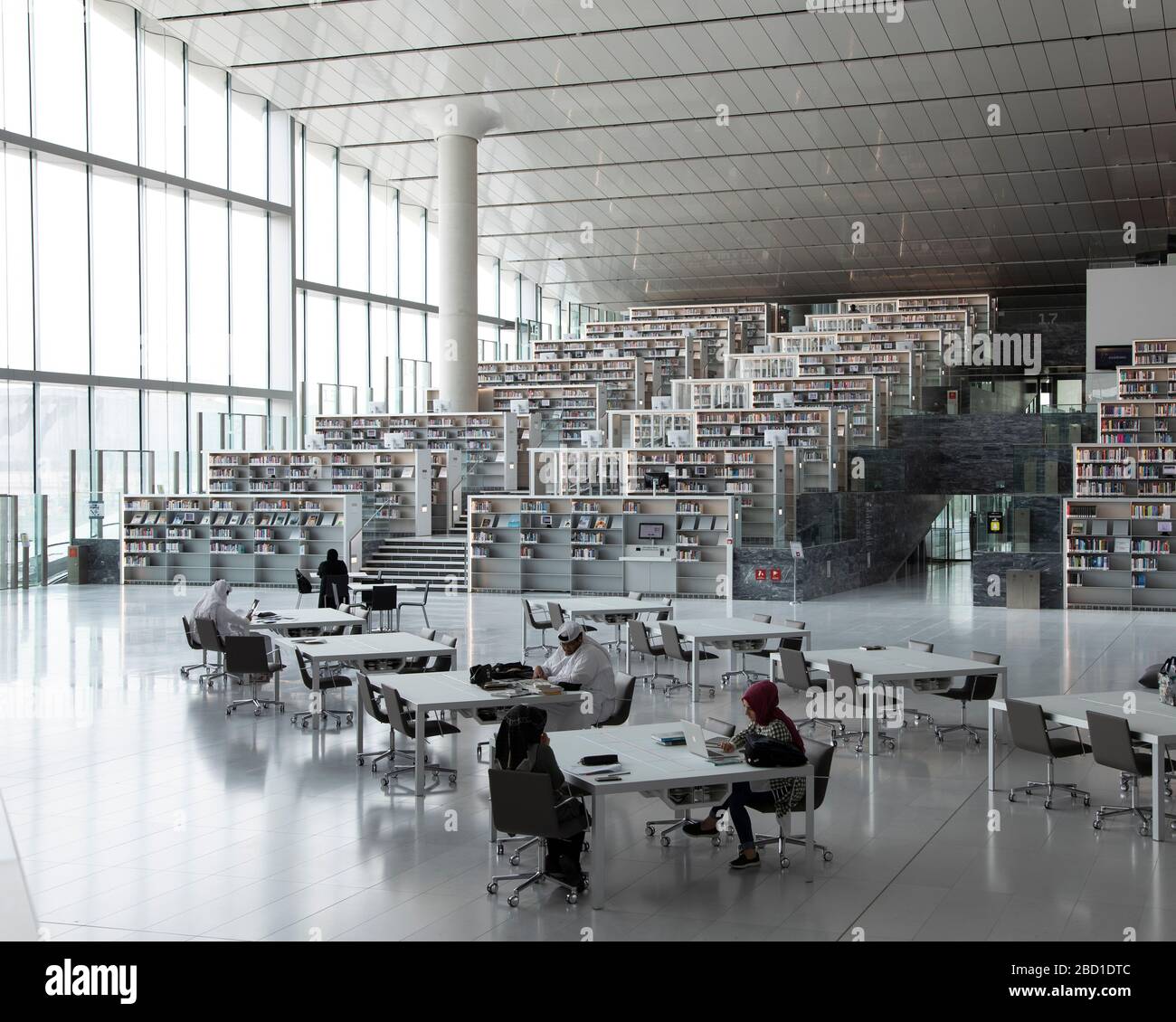 Vista dell'interno della spettacolare Biblioteca Nazionale del Qatar, Doha, Qatar Foto Stock