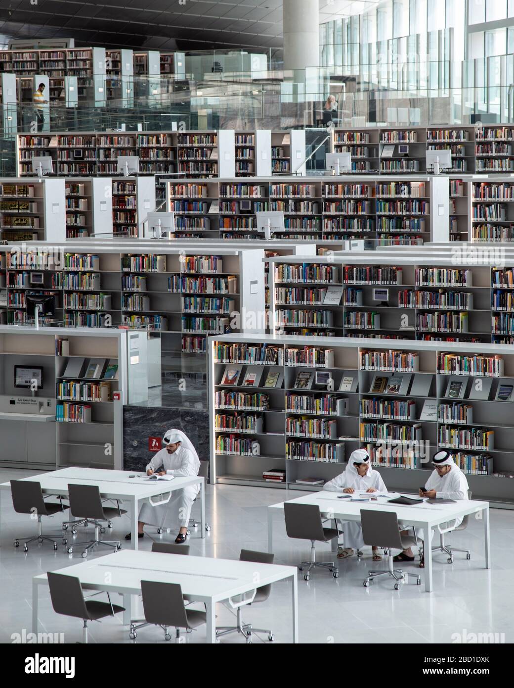 Vista dell'interno della spettacolare Biblioteca Nazionale del Qatar, Doha, Qatar Foto Stock