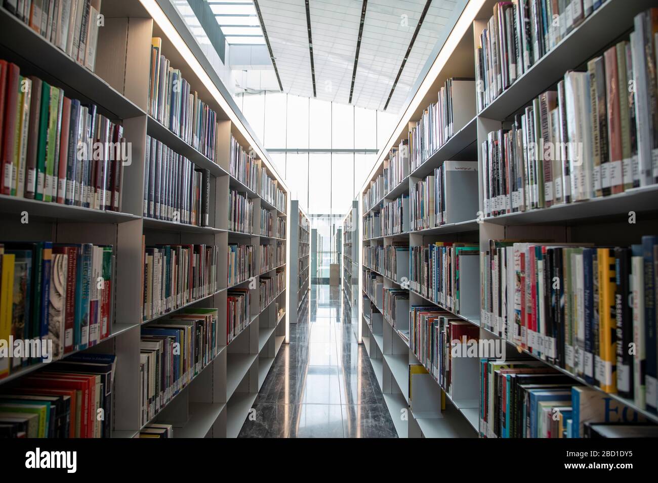 Vista dell'interno della spettacolare Biblioteca Nazionale del Qatar, Doha, Qatar Foto Stock