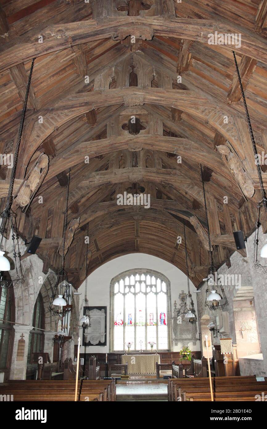 St Mary's Church Cilcain Wales - tetto con intrecci alternati a travi ad arco e a martora - un edificio storico di grado i Foto Stock