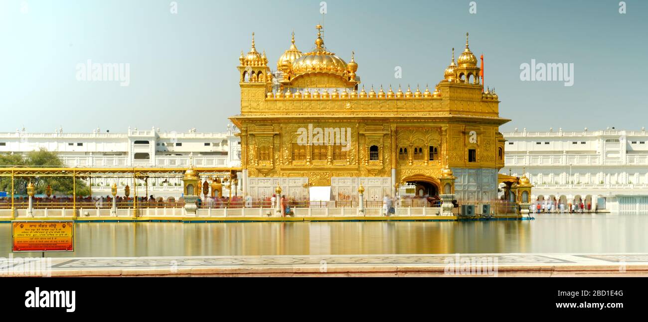 Il Sahib Harmandar, conosciuto anche come Darbar Sahib, è un Gurdwara situato nella città di Amritsar, Punjab, India. Foto Stock