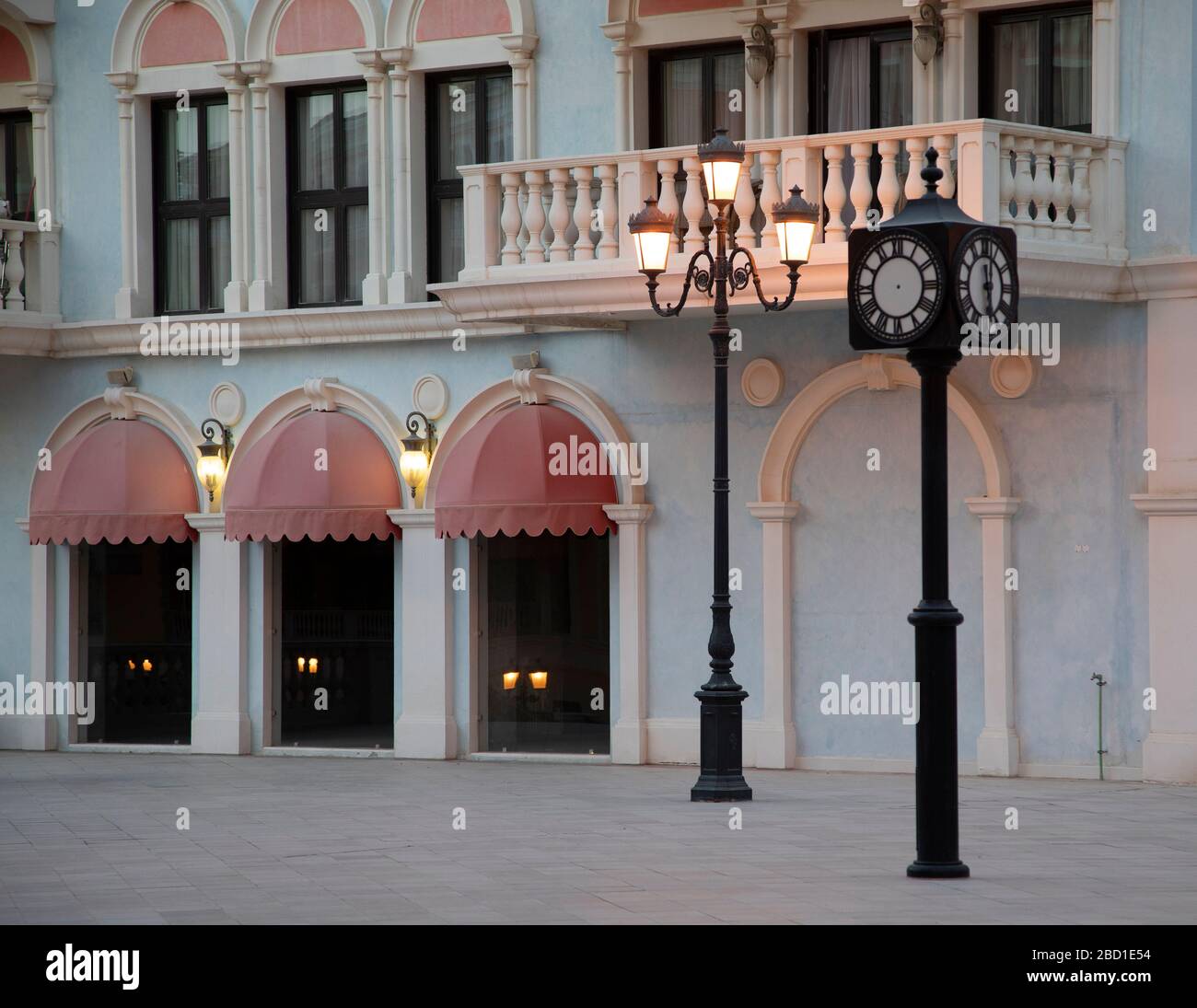 Dettagli architettonici del Qanat Qautier nella zona delle Perle di Doha, Qatar Foto Stock