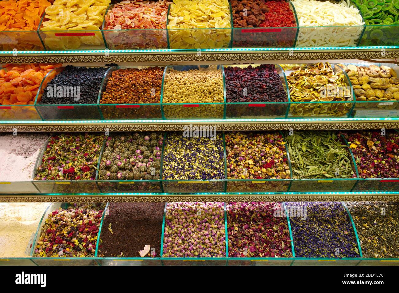 Bancarelle al negozio di spezie, snack shop, spezie varie, colorate, tropicali ed esotiche Foto Stock