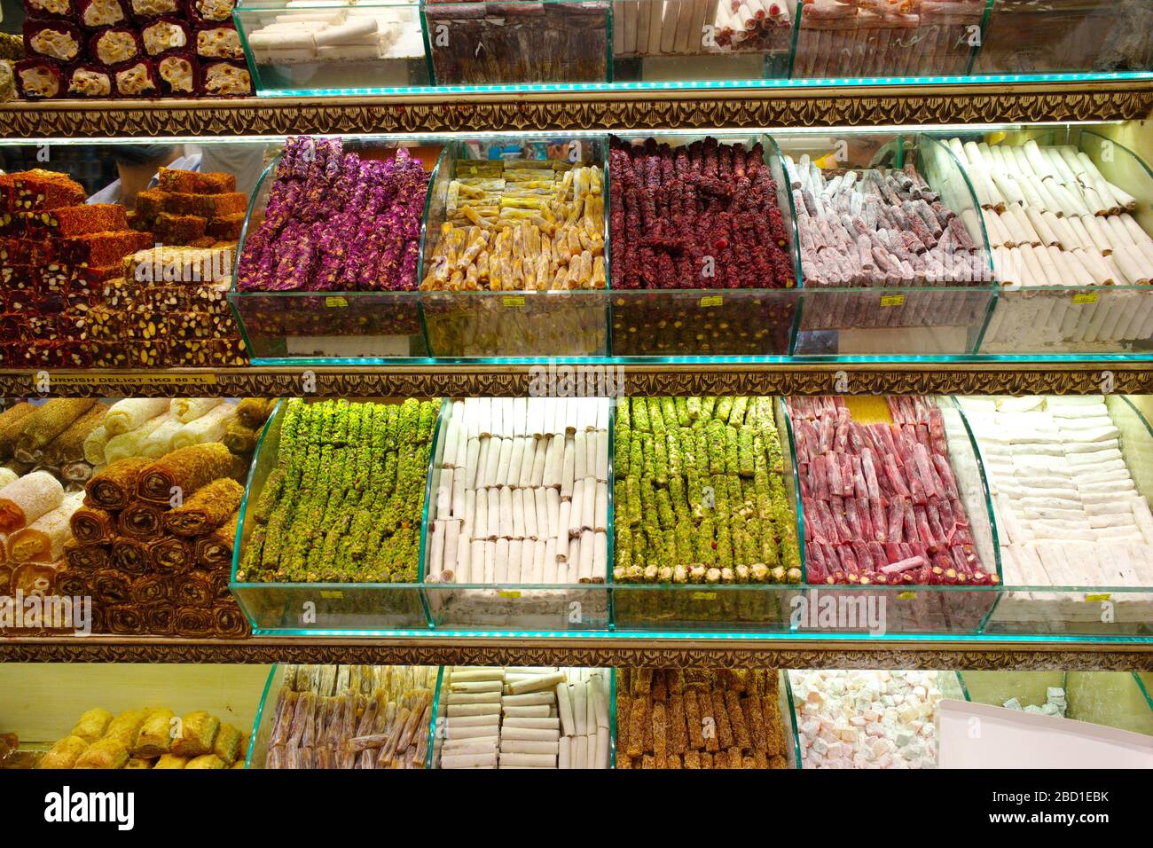 Bancarelle al negozio di spezie, snack shop, spezie varie, colorate, tropicali ed esotiche Foto Stock