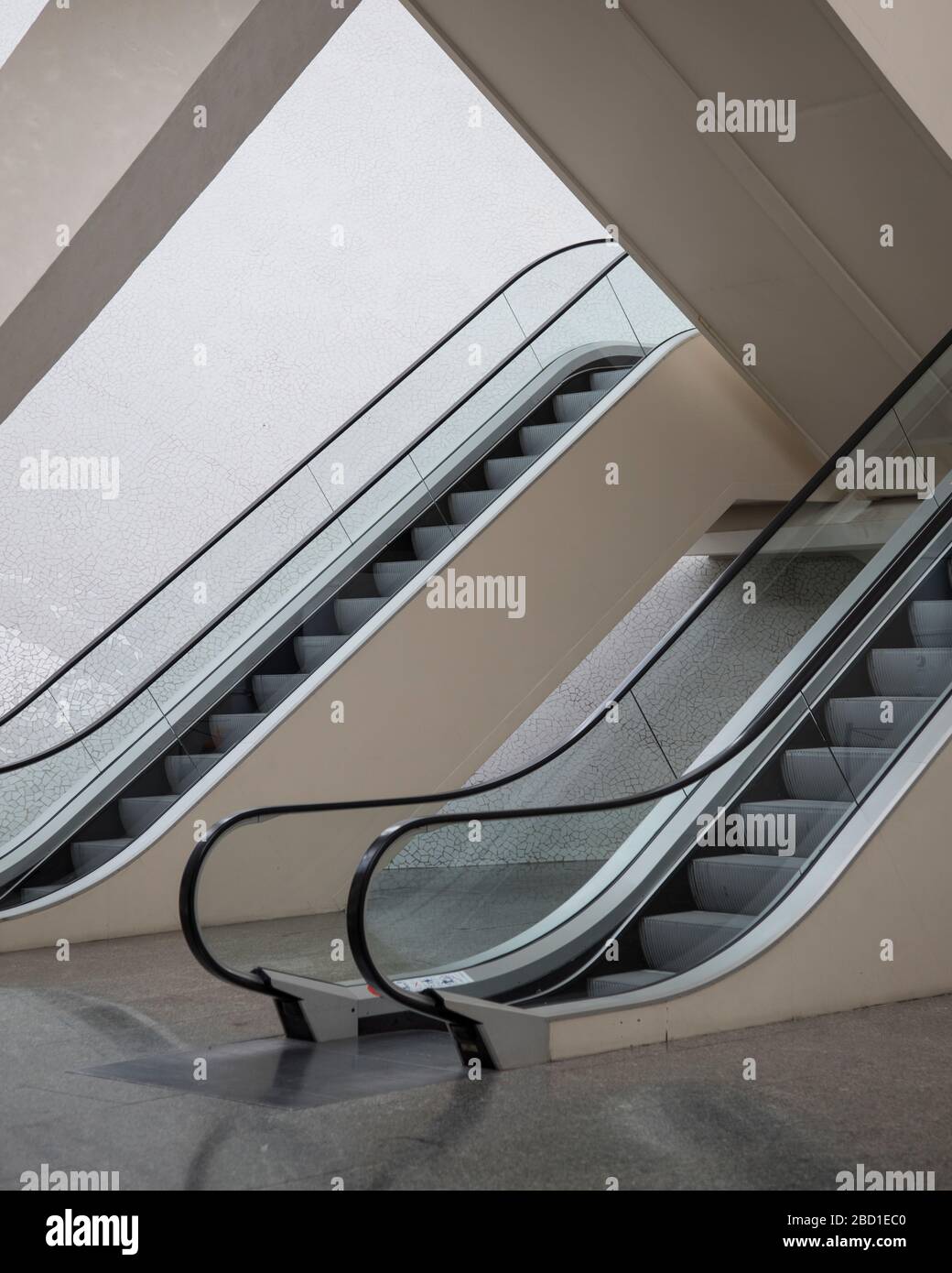 Escalators vuoto nel Museo della Scienza del Principe Felipe nella Città delle Arti e delle Scienze di Valencia, Spagna Foto Stock