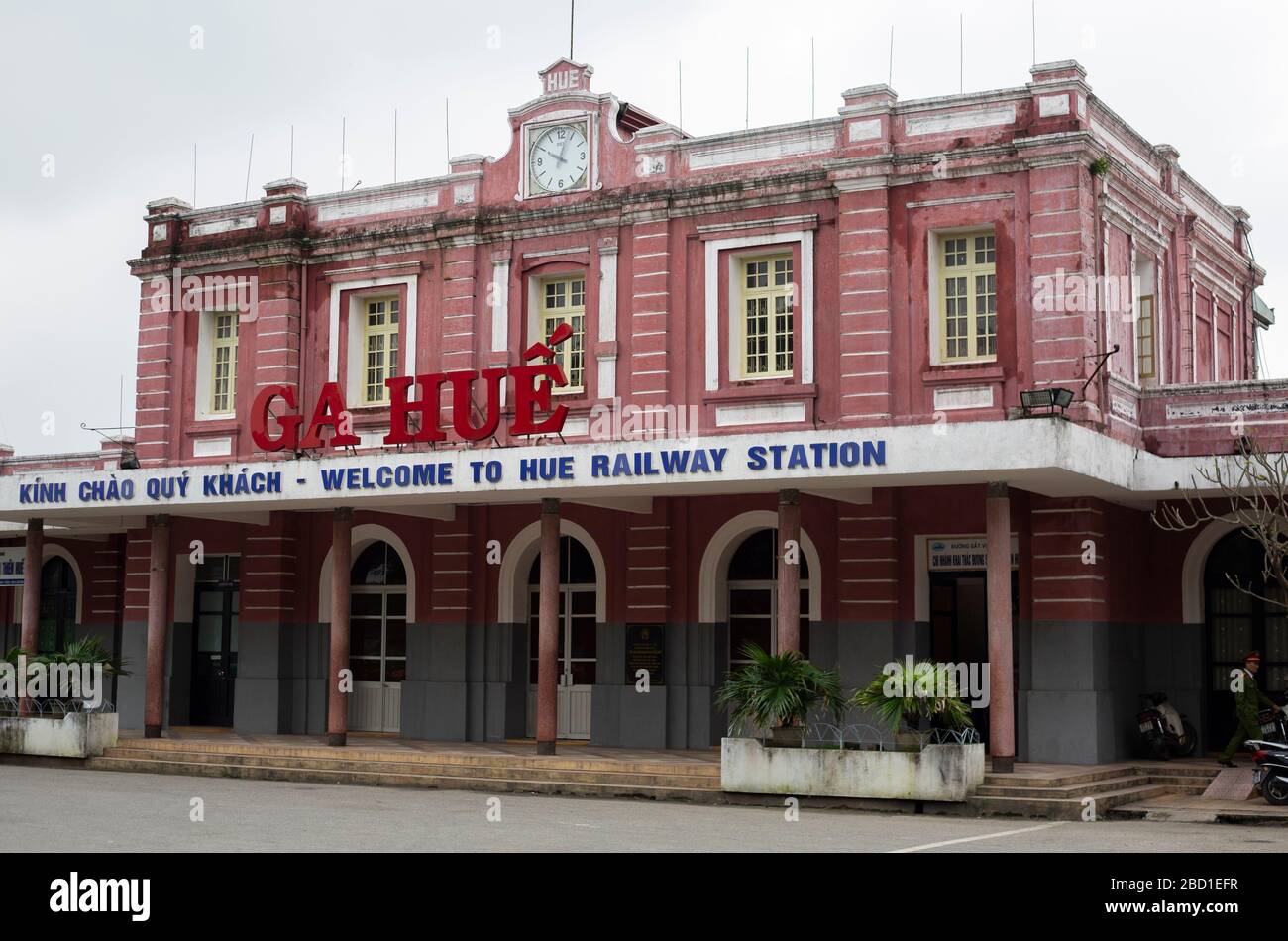 Esterno della stazione ferroviaria di Hue in Vietnam con segnaletica e torre dell'orologio. Foto Stock