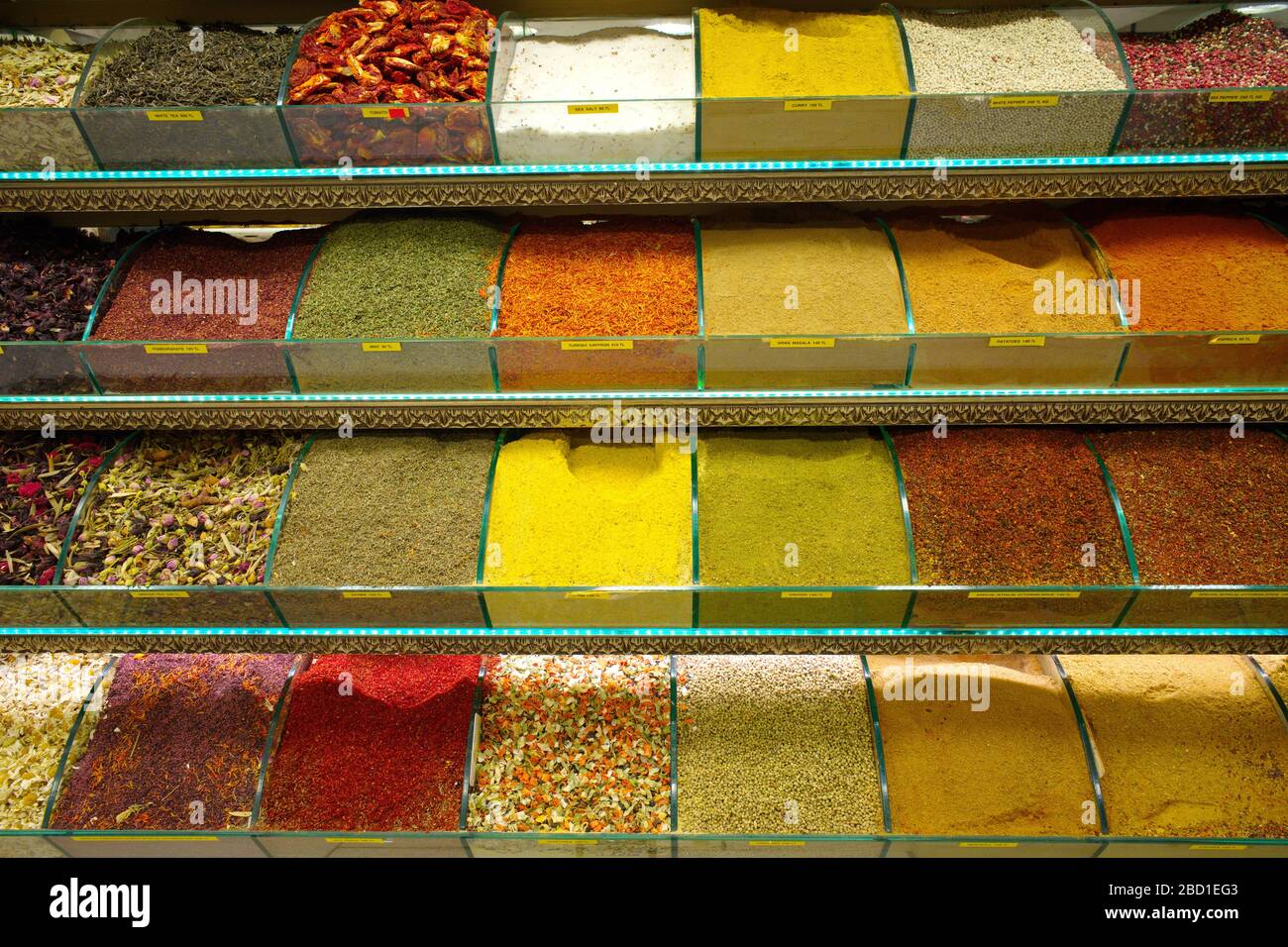 Bancarelle al negozio di spezie, snack shop, spezie varie, colorate, tropicali ed esotiche Foto Stock