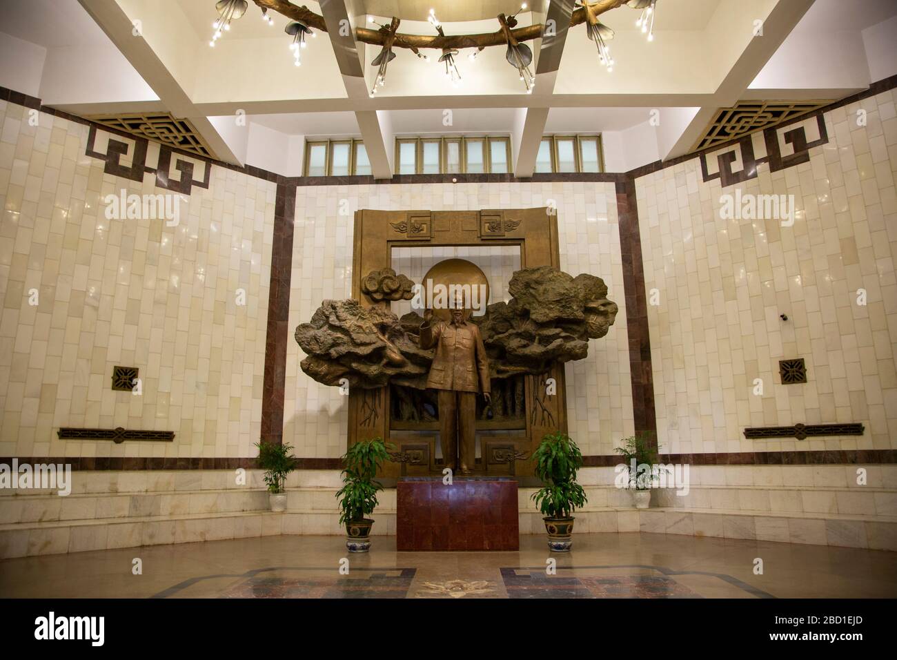 Visita la sala centrale del Museo ho Chi Minh e una statua gigante di ho Chi Minh, ad Hanoi, Vietnam Foto Stock