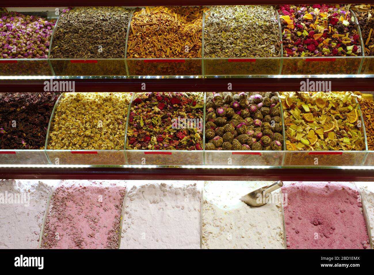Bancarelle al negozio di spezie, snack shop, spezie varie, colorate, tropicali ed esotiche Foto Stock