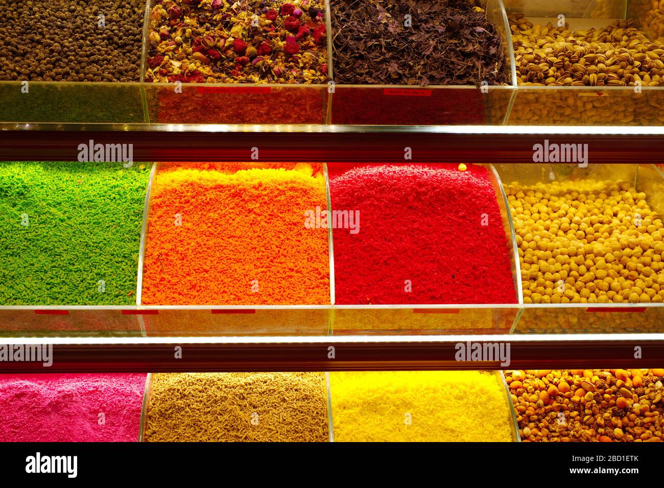 Bancarelle al negozio di spezie, snack shop, spezie varie, colorate, tropicali ed esotiche Foto Stock